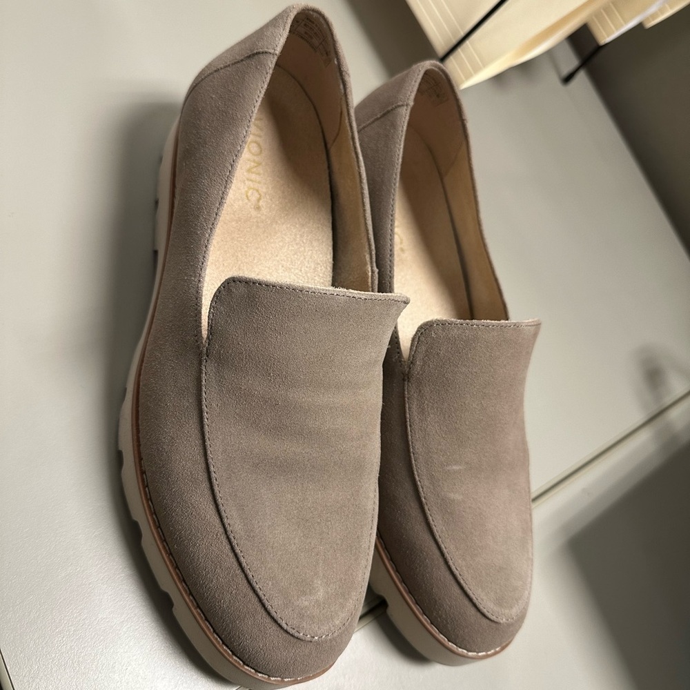Vionic 8.5W Women's Taupe Loafers